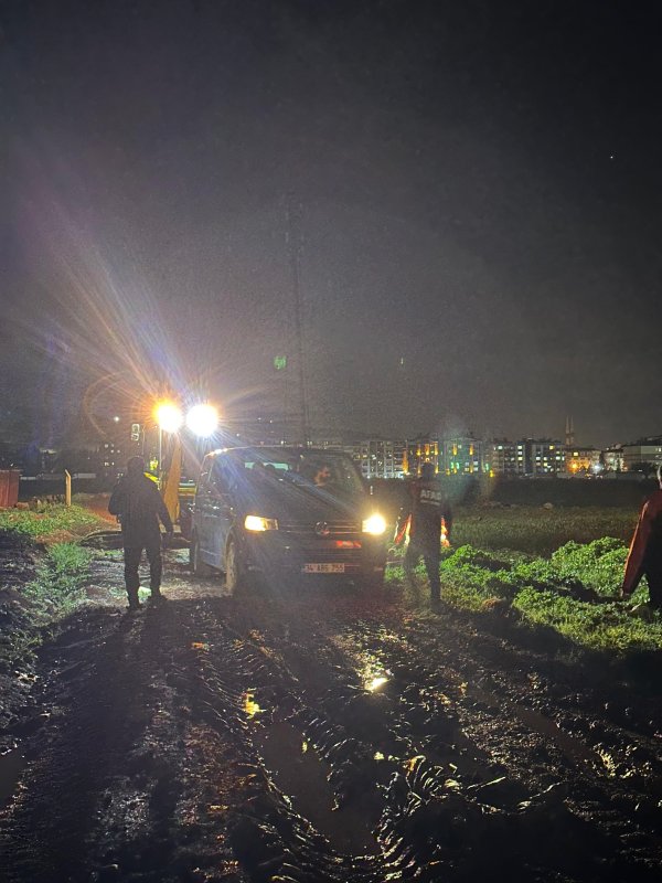 Navigasyon yardımıyla yolculuk yapan minibüsteki 10 kişi çamurlu yolda mahsur kaldı