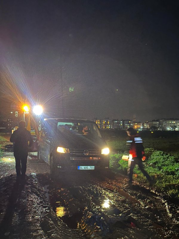 HATAY (İHA) - Hatay'da navigasyon üzerinden yol takibi yapan ve içerisinde 10 kişinin bulunduğu minibüs, yağışla birlikte çamura dönen yolda mahsur kaldı.