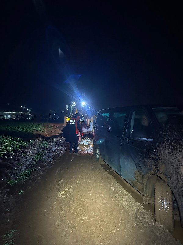 HATAY (İHA) - Hatay'da navigasyon üzerinden yol takibi yapan ve içerisinde 10 kişinin bulunduğu minibüs, yağışla birlikte çamura dönen yolda mahsur kaldı.