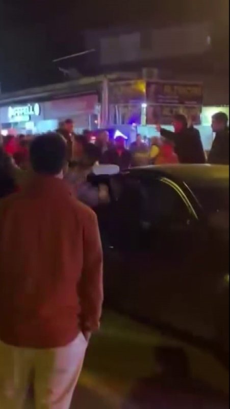 Kaza sonrası yaşanan kavga meydan savaşını aratmadı (Fotoğraflı) Ferit Savaş - Esma Kural HATAY (İHA) - Hatay'da 2 kişinin yaralandığı kaza sonrası yaşanan kavga meydan savaşını aratmadı. Şahısların birbirlerine saldırdığı anlarsa cep telefonu kamerasına yansıdı. Kaza; Dörtyol ilçesi İcadiye Mahallesi'nde yaşandı. Sürücüsünün direksiyon hakimiyetini kaybettiği otomobil kontrolden çıkarak önce 2 araca ardından da aydınlatma direğine çarptı. Çarpmanın etkisiyle araçta bulunan 2 kişi yaralandı. İhbar üzerine olay yerine Hatay Büyükşehir Belediyesi İtfaiye Amirliği ekipleri ile sağlık ekipleri sevk edildi. Araçta sıkışan yaralılar, itfaiye ekiplerinin çalışmasıyla bulundukları yerden çıkarılarak sağlık ekiplerine teslim edildi. Yaralılar, olay yerinde yapılan ilk müdahalenin ardından Dörtyol Devlet Hastanesi'ne kaldırılarak tedavi altına alındı. Kaza sonrası olay yerine gelen yaralı şahısların yakınlarıysa bir birine saldırdı. Meydan savaşını aratmayan kavga cep telefonu kamerasına yansıdı. Gruplar, jandarma ekiplerinin ve çevredeki vatandaşların müdahalesiyle bölgeden uzaklaştırıldı. Kazayla ilgili inceleme başlatıldı.