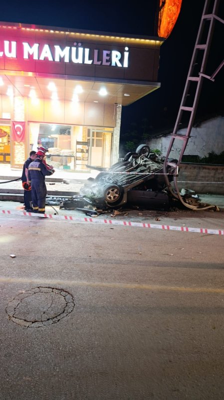 Kaza sonrası yaşanan kavga meydan savaşını aratmadı (Fotoğraflı) Ferit Savaş - Esma Kural HATAY (İHA) - Hatay'da 2 kişinin yaralandığı kaza sonrası yaşanan kavga meydan savaşını aratmadı. Şahısların birbirlerine saldırdığı anlarsa cep telefonu kamerasına yansıdı. Kaza; Dörtyol ilçesi İcadiye Mahallesi'nde yaşandı. Sürücüsünün direksiyon hakimiyetini kaybettiği otomobil kontrolden çıkarak önce 2 araca ardından da aydınlatma direğine çarptı. Çarpmanın etkisiyle araçta bulunan 2 kişi yaralandı. İhbar üzerine olay yerine Hatay Büyükşehir Belediyesi İtfaiye Amirliği ekipleri ile sağlık ekipleri sevk edildi. Araçta sıkışan yaralılar, itfaiye ekiplerinin çalışmasıyla bulundukları yerden çıkarılarak sağlık ekiplerine teslim edildi. Yaralılar, olay yerinde yapılan ilk müdahalenin ardından Dörtyol Devlet Hastanesi'ne kaldırılarak tedavi altına alındı. Kaza sonrası olay yerine gelen yaralı şahısların yakınlarıysa bir birine saldırdı. Meydan savaşını aratmayan kavga cep telefonu kamerasına yansıdı. Gruplar, jandarma ekiplerinin ve çevredeki vatandaşların müdahalesiyle bölgeden uzaklaştırıldı. Kazayla ilgili inceleme başlatıldı.