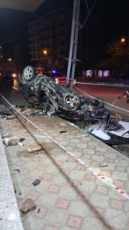 Kaza sonrası yaşanan kavga meydan savaşını aratmadı (Fotoğraflı) Ferit Savaş - Esma Kural HATAY (İHA) - Hatay'da 2 kişinin yaralandığı kaza sonrası yaşanan kavga meydan savaşını aratmadı. Şahısların birbirlerine saldırdığı anlarsa cep telefonu kamerasına yansıdı. Kaza; Dörtyol ilçesi İcadiye Mahallesi'nde yaşandı. Sürücüsünün direksiyon hakimiyetini kaybettiği otomobil kontrolden çıkarak önce 2 araca ardından da aydınlatma direğine çarptı. Çarpmanın etkisiyle araçta bulunan 2 kişi yaralandı. İhbar üzerine olay yerine Hatay Büyükşehir Belediyesi İtfaiye Amirliği ekipleri ile sağlık ekipleri sevk edildi. Araçta sıkışan yaralılar, itfaiye ekiplerinin çalışmasıyla bulundukları yerden çıkarılarak sağlık ekiplerine teslim edildi. Yaralılar, olay yerinde yapılan ilk müdahalenin ardından Dörtyol Devlet Hastanesi'ne kaldırılarak tedavi altına alındı. Kaza sonrası olay yerine gelen yaralı şahısların yakınlarıysa bir birine saldırdı. Meydan savaşını aratmayan kavga cep telefonu kamerasına yansıdı. Gruplar, jandarma ekiplerinin ve çevredeki vatandaşların müdahalesiyle bölgeden uzaklaştırıldı. Kazayla ilgili inceleme başlatıldı.