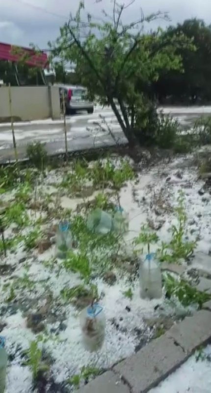 Dolu yağışı beyaza bürüdü