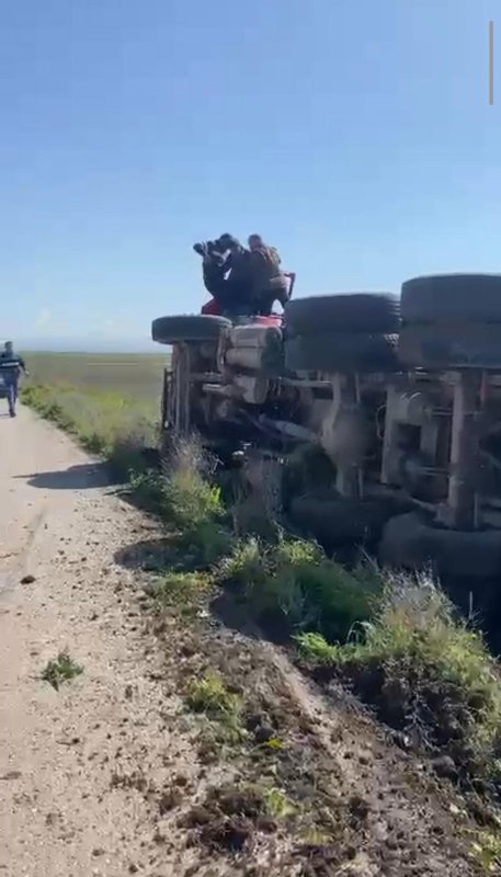 Hatay'da sürücüsünün kontrolünü kaybettiği tır devrildi