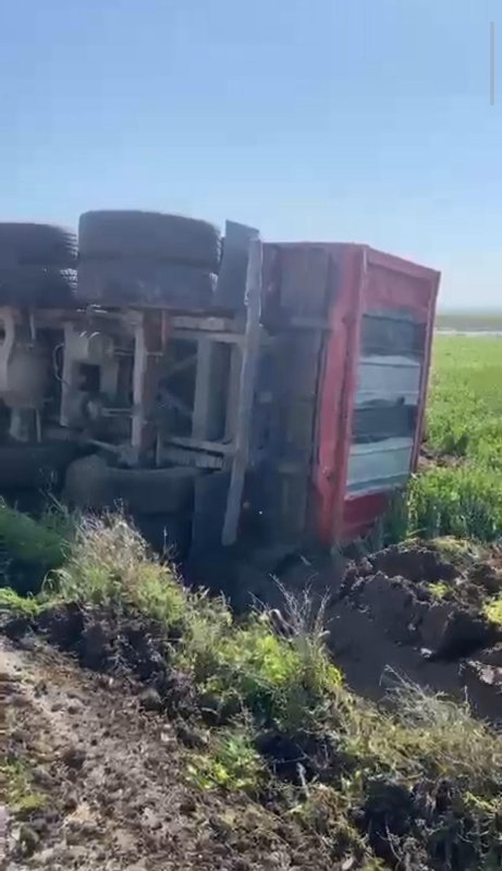 Hatay'da sürücüsünün kontrolünü kaybettiği tır devrildi