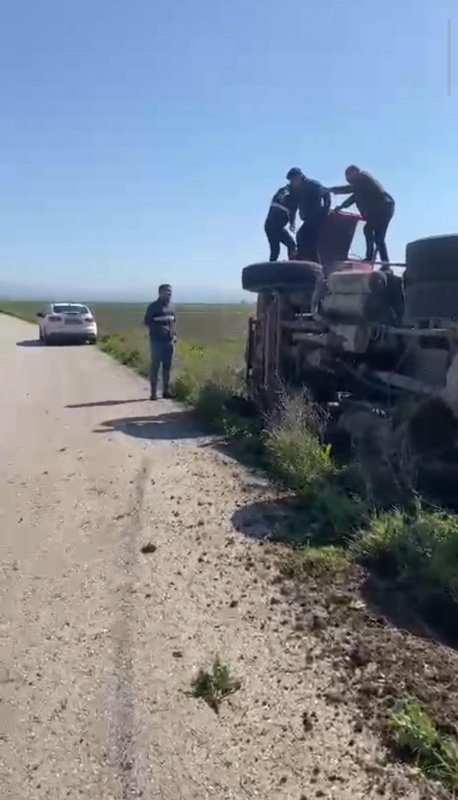 Hatay'da sürücüsünün kontrolünü kaybettiği tır devrildi
