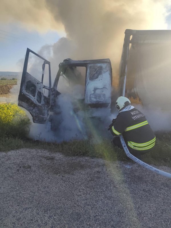 HATAY (İHA) - Hatay’da seyir halindeyken motor kısmı alevlere teslim olan kamyonda hasar oluştu.