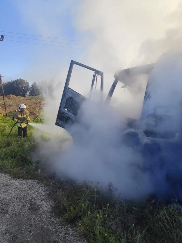 HATAY (İHA) - Hatay’da seyir halindeyken motor kısmı alevlere teslim olan kamyonda hasar oluştu.