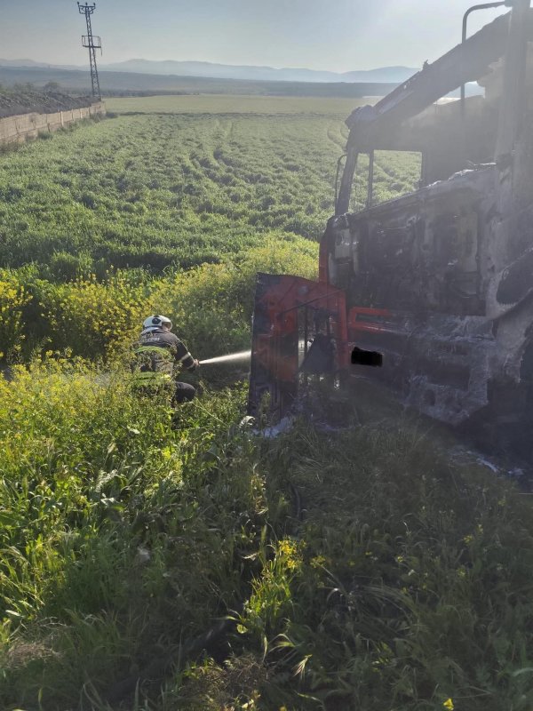 HATAY (İHA) - Hatay’da seyir halindeyken motor kısmı alevlere teslim olan kamyonda hasar oluştu.