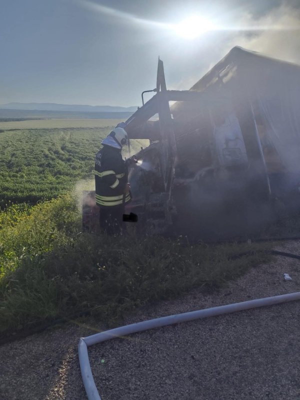 HATAY (İHA) - Hatay’da seyir halindeyken motor kısmı alevlere teslim olan kamyonda hasar oluştu.