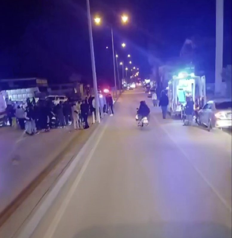 Otomobille çarpışan motosikletteki 2 kişi metrelerce havaya uçtu