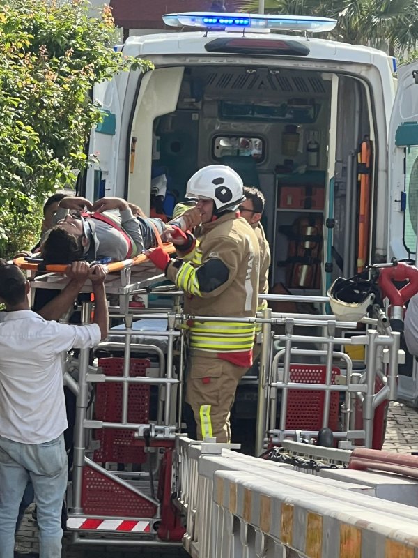 Çatı tadilatında üzerine su deposu devrilen işçi yaralandı