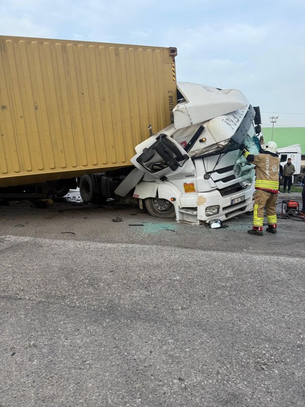 Kazada tırdan devrilen konteyner araçları hurdaya çevirdi