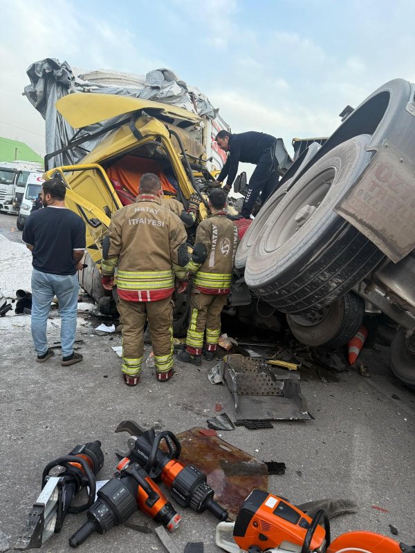 Kazada tırdan devrilen konteyner araçları hurdaya çevirdi