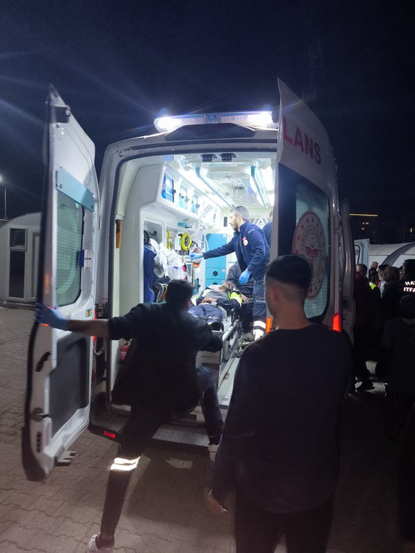 İskenderun'da konteyner yangınında 2 kişi dumandan etkilendi