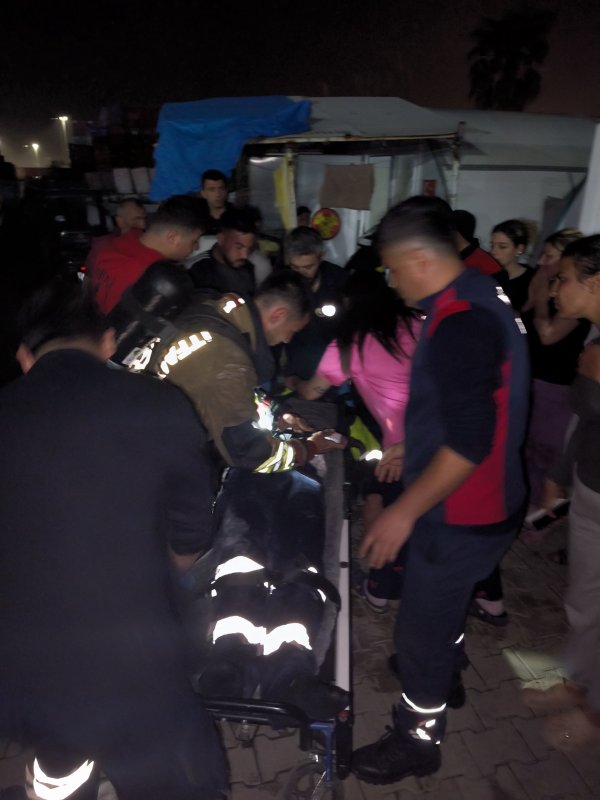 İskenderun'da konteyner yangınında 2 kişi dumandan etkilendi