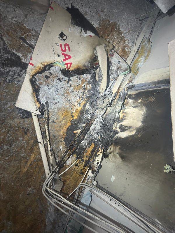 İskenderun'da konteyner yangınında 2 kişi dumandan etkilendi