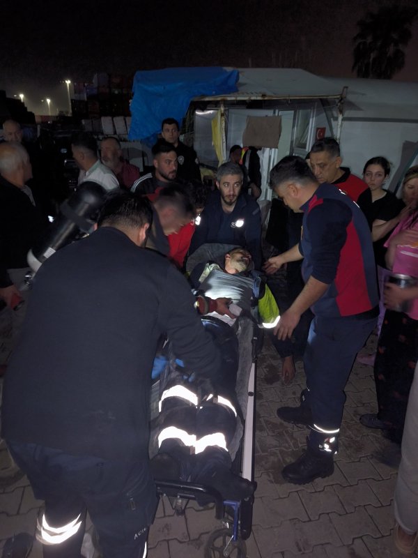 İskenderun'da konteyner yangınında 2 kişi dumandan etkilendi