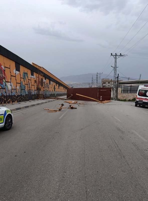 Şiddetli fırtınanın tırda taşınan konteyneri uçurduğu anlar kamerada