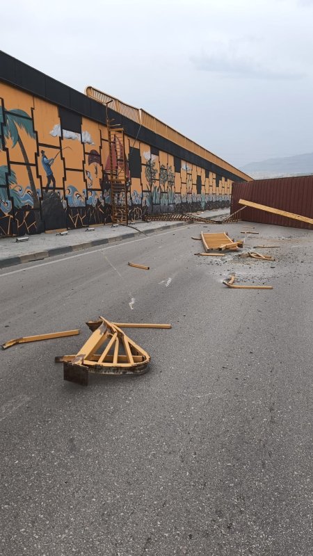 Şiddetli fırtınanın tırda taşınan konteyneri uçurduğu anlar kamerada