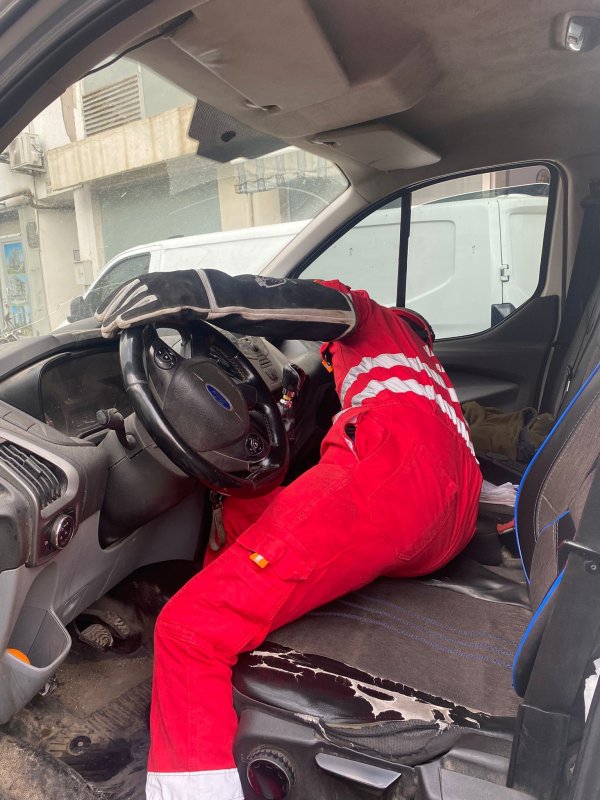  HATAY (İHA) - Hatay'ın Dörtyol ilçesinde bir aracın içine sığınan yaralı atmaca, itfaiye ekiplerinin müdahalesiyle kurtarılarak koruma altına alındı.