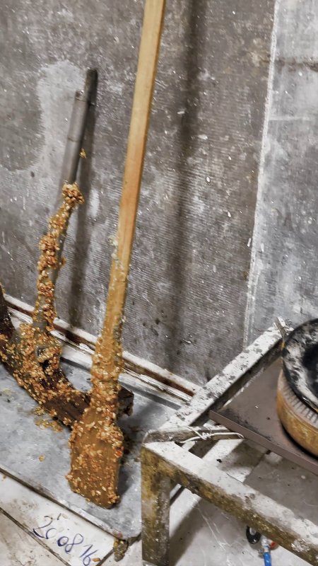 Kötü koku üzerine girilen evde mide bulandıran şartlarda lokum ve cezerye üretildiği ortaya çıktı