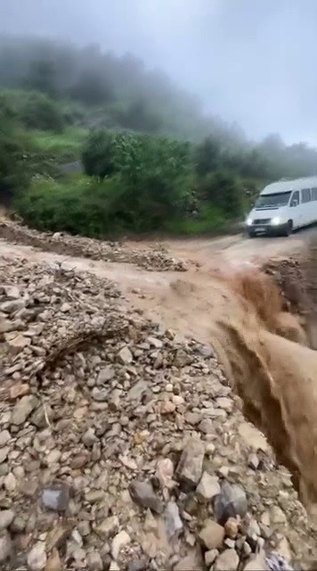  Hatay'da heyelan yaşanan yol ulaşıma kapandı