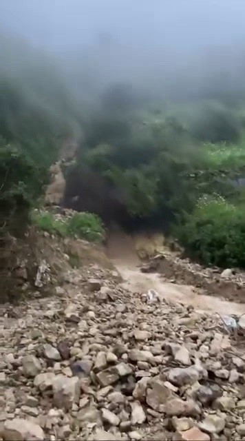  Hatay'da heyelan yaşanan yol ulaşıma kapandı