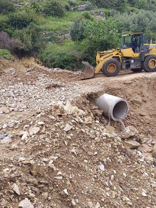  Hatay'da heyelan yaşanan yol ulaşıma kapandı