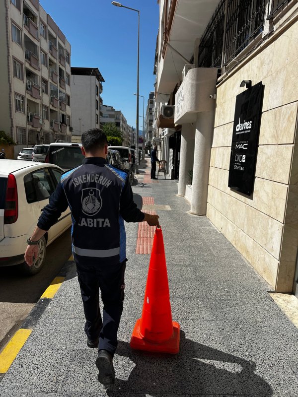 Kaldırım işgalini önlemek için operasyona çıkan zabıtanın görev aşkı, esnafın ısrarını yendi (Fotoğraflı) Selahattin Çetin HATAY (İHA) - Hatay’da zabıta ekiplerinin işgal denetiminde cadde ve sokaklarda yaya ve araç geçişini engelleyen materyaller toplandı. İş yerinin önüne koyduğu şemsiyeye el konulan esnafın aşırı ısrarının zabıta ekiplerini görevinden vazgeçirmediği anlarsa kameraya yansıdı. İskenderun ilçesinde zabıta ekipleri, kent genelinde işgal denetimi gerçekleştirdi. İşgal denetimlerinde; cadde ve sokaklarda yayaların geçişini engelleyen ve trafiğe engel olan afiş, tabela, duba ve benzeri materyaller toplandı. Toplanan materyaller belediye personeli tarafından yediemine alındı. Denetim esnasında; iş yerinin önüne koyduğu şemsiyeye el konulan esnafın aşırı ısrarının zabıta ekiplerini görevinden vazgeçirmediği anlarsa kameraya yansıdı. Görüntüde zabıta personelinin, esnafı "Kaldırım işgali yapıyorsunuz, burayı bildiğiniz panayıra çeviriyorsunuz" diyerek uyarması dikkat çekti. İşgal denetiminde vatandaşların sıkı ısrarlarıyla karşılaşan zabıta personeli, "Geçen uyardık sizi, kamuya ait bu kaldırımlar. Yaya yolunu engelliyorsunuz, işlem yapacağız. Kaldırım işgali yapıyorsunuz, burayı bildiğiniz panayıra çeviriyorsunuz. Bunları koyamazsınız, yayalar nasıl geçecek. Engelliler nasıl geçecek. Burayı kimse kişisel menfaati uğruna kullanamaz, özel izinleri var. Aracın plakasını çekelim, cezai işlem uygulayalım" dedi.