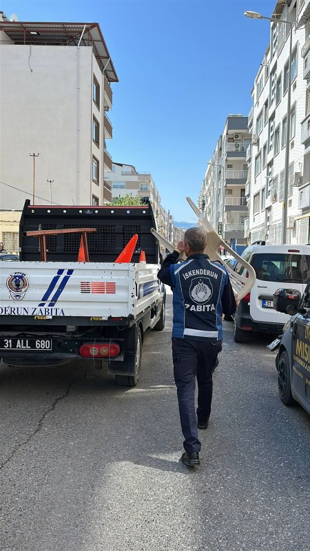 Kaldırım işgalini önlemek için operasyona çıkan zabıtanın görev aşkı, esnafın ısrarını yendi (Fotoğraflı) Selahattin Çetin HATAY (İHA) - Hatay’da zabıta ekiplerinin işgal denetiminde cadde ve sokaklarda yaya ve araç geçişini engelleyen materyaller toplandı. İş yerinin önüne koyduğu şemsiyeye el konulan esnafın aşırı ısrarının zabıta ekiplerini görevinden vazgeçirmediği anlarsa kameraya yansıdı. İskenderun ilçesinde zabıta ekipleri, kent genelinde işgal denetimi gerçekleştirdi. İşgal denetimlerinde; cadde ve sokaklarda yayaların geçişini engelleyen ve trafiğe engel olan afiş, tabela, duba ve benzeri materyaller toplandı. Toplanan materyaller belediye personeli tarafından yediemine alındı. Denetim esnasında; iş yerinin önüne koyduğu şemsiyeye el konulan esnafın aşırı ısrarının zabıta ekiplerini görevinden vazgeçirmediği anlarsa kameraya yansıdı. Görüntüde zabıta personelinin, esnafı "Kaldırım işgali yapıyorsunuz, burayı bildiğiniz panayıra çeviriyorsunuz" diyerek uyarması dikkat çekti. İşgal denetiminde vatandaşların sıkı ısrarlarıyla karşılaşan zabıta personeli, "Geçen uyardık sizi, kamuya ait bu kaldırımlar. Yaya yolunu engelliyorsunuz, işlem yapacağız. Kaldırım işgali yapıyorsunuz, burayı bildiğiniz panayıra çeviriyorsunuz. Bunları koyamazsınız, yayalar nasıl geçecek. Engelliler nasıl geçecek. Burayı kimse kişisel menfaati uğruna kullanamaz, özel izinleri var. Aracın plakasını çekelim, cezai işlem uygulayalım" dedi.