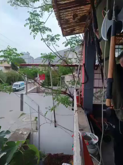 Balkonda silah, balta ve kılıç sergileyen şahıs hayrete düşürdü