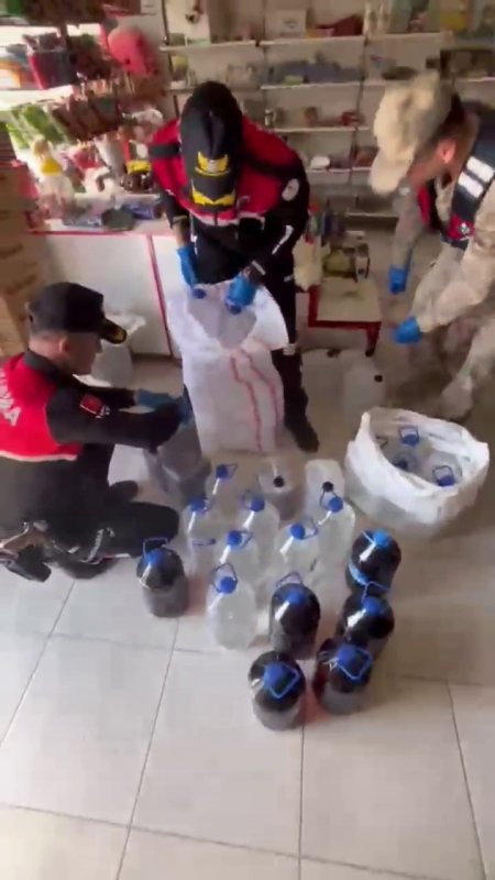Markette satışa hazır litrelerce kaçak alkol ele geçirildi