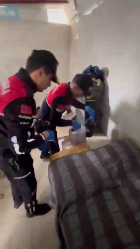 Markette satışa hazır litrelerce kaçak alkol ele geçirildi