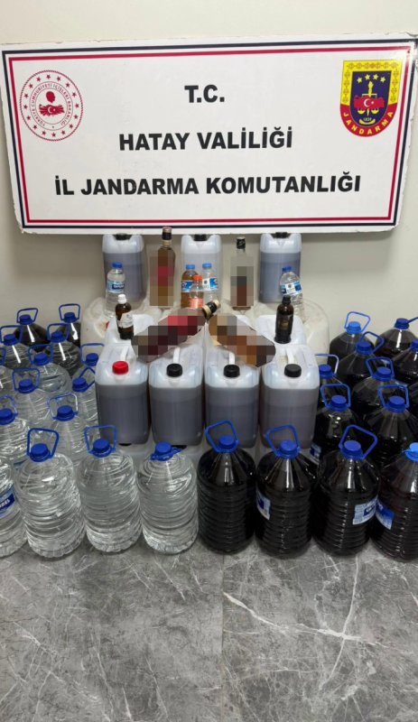 Markette satışa hazır litrelerce kaçak alkol ele geçirildi