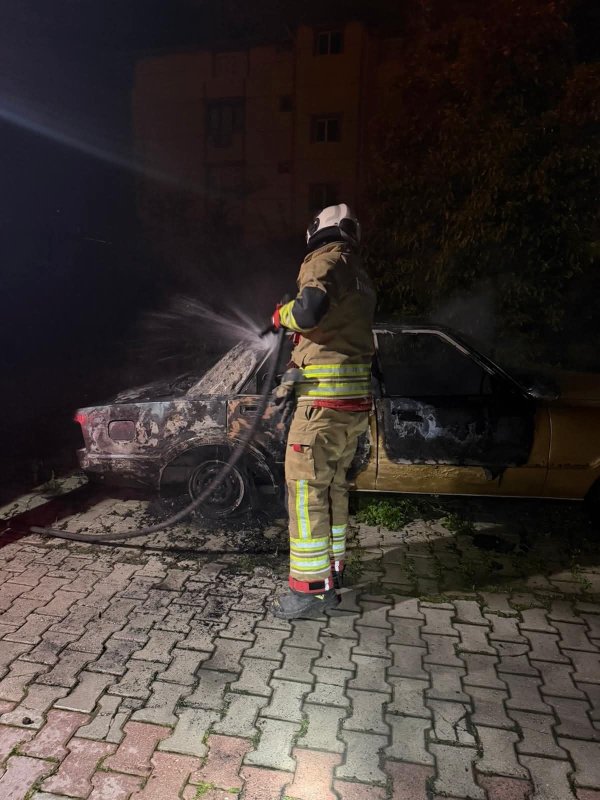 Samandağ'da yanan FİAT TOFAŞ kullanılmaz hale geldi