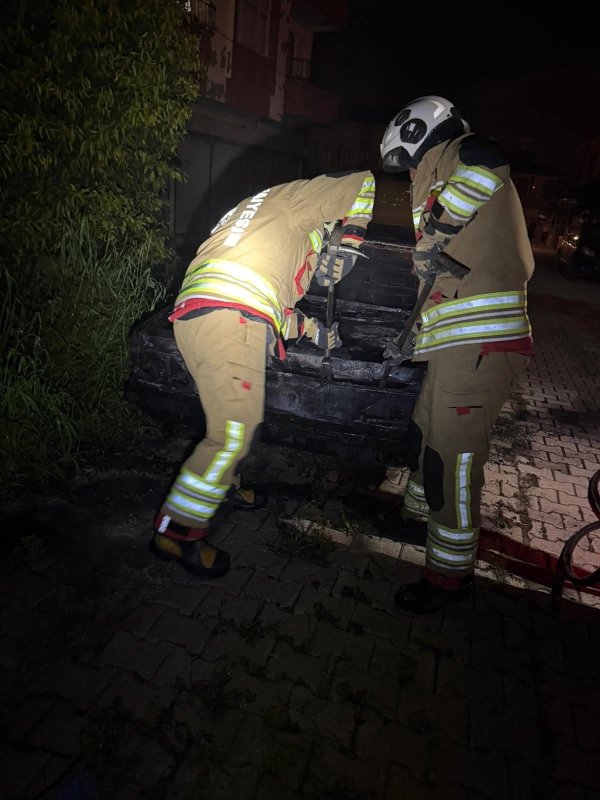 Samandağ'da yanan FİAT TOFAŞ kullanılmaz hale geldi
