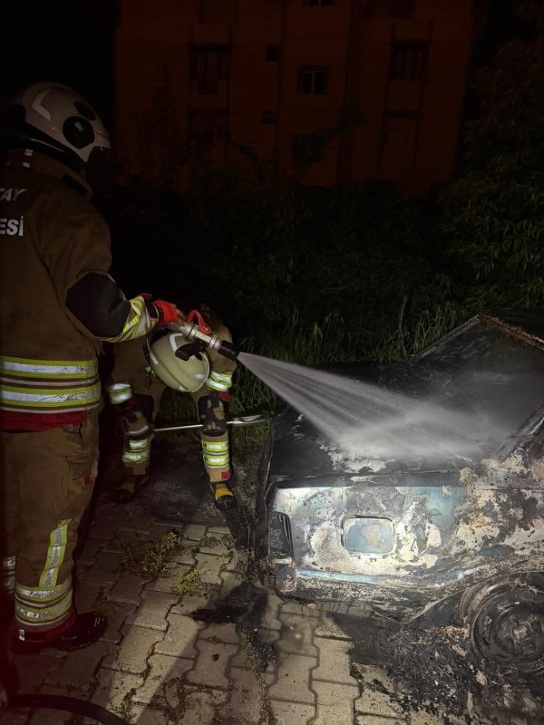 Samandağ'da yanan FİAT TOFAŞ kullanılmaz hale geldi