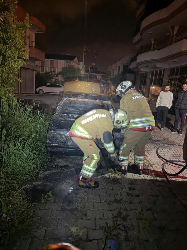 Samandağ'da yanan FİAT TOFAŞ kullanılmaz hale geldi
