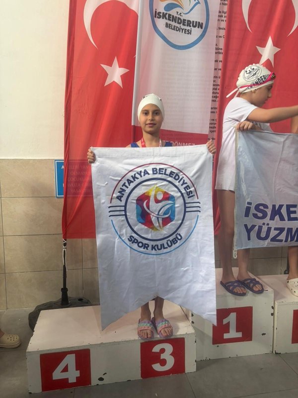  Antakya Belediyesi'nin sporcuları madalyaları topladılar