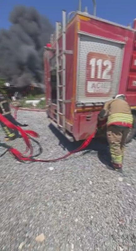 Depremzede ailenin yaşadığı 2 konteyner alevlere teslim oldu