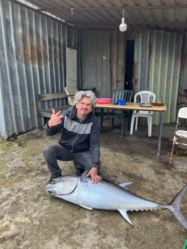 Tuttuğu devasa balıkla sevinç yaşayan öğretmenin mutluluğu yazılan cezayla yarıda kaldı