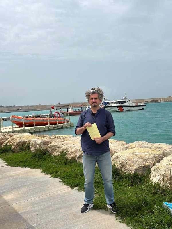 Tuttuğu devasa balıkla sevinç yaşayan öğretmenin mutluluğu yazılan cezayla yarıda kaldı