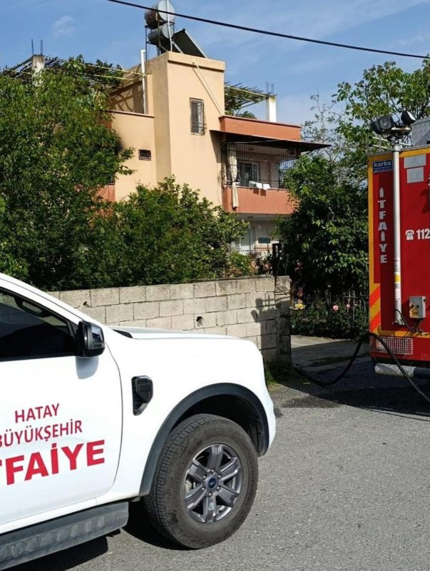 Dörtyol’da apartman dairesi alevlere teslim oldu (Fotoğraflı) Esma Kural HATAY (İHA) - Hatay’da alevlere teslim olan apartman dairesindeki yangın, diğer evlere sıçramadan kontrol altına alındı. Yangın; Dörtyol ilçesine bağlı Yeşilköy Mahallesinde bulunan 3 katlı apartmanda çıktı. Alevlerin fark edilmesi üzerine olay yerine ekipler sevk edildi. Yangın, ekiplerin hızlı müdahalesi sayesinde binaya sirayet etmeden kısa sürede kontrol altına alınırken olayda can kaybı ve yaralanma yaşanmadı. Yangının ardından bölgede gerekli emniyet tedbirleri alındı. Yangında apartman dairesi hasar gördü.