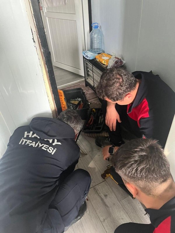 Antakya'da profil demirine sıkışan kuş kurtarıldı