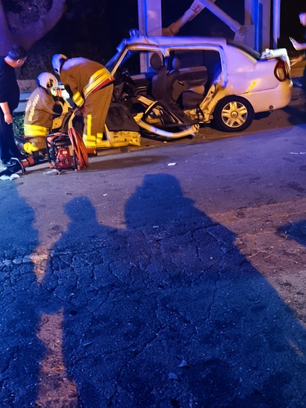 Hatay’da trafik kazası: 2’si ağır 7 yaralı (Fotoğraflı) Aykut Taştan HATAY (İHA) - Hatay’da otomobil ve hafif ticari aracın çarpışmasıyla yaşanan kazada 2 ‘si ağır 7 kişi yaralandı. Kaza; Antakya - İskenderun D-817 karayolu cami durağı mevkiinde yaşandı. Belen Cumhuriyet Mahallesinden İskenderun istikametine geçmeye çalışan S. D. idaresindeki 31 B 7808 plaka sayılı araç ana yola çıkışı esnasında M. K. idaresindeki 31 B 4646 plakalı araçla çarpıştı. Kazada araçlarda bulunan 7 kişi yaralandı. Yaralı şahıslar olay yerindeki ilk müdahalenin ardından hastanede tedavi altına alındı. Tedavi altındaki vatandaşlardan 2’sinin durumunun ağır olduğu öğrenildi. Polis ekipleri kazayla ilgili inceleme başlattı.