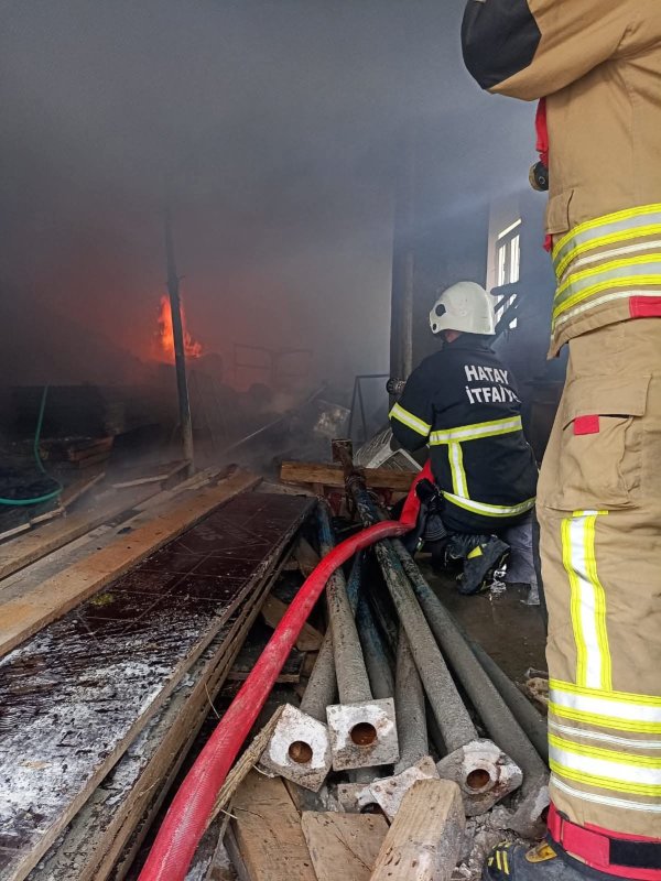 Yayladağı'nda müstakil evden alevler yükseldi