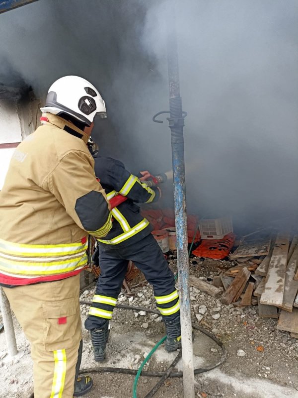 Yayladağı'nda müstakil evden alevler yükseldi