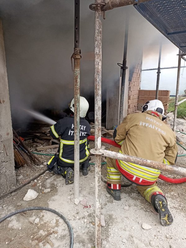 Yayladağı'nda müstakil evden alevler yükseldi