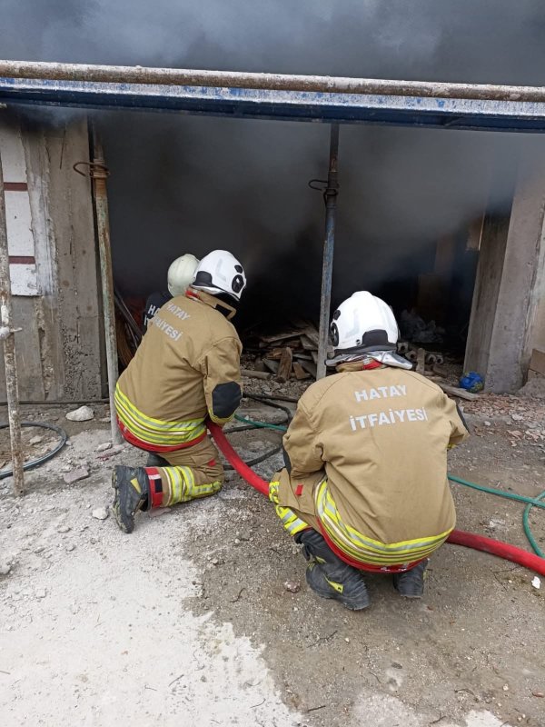 Yayladağı'nda müstakil evden alevler yükseldi
